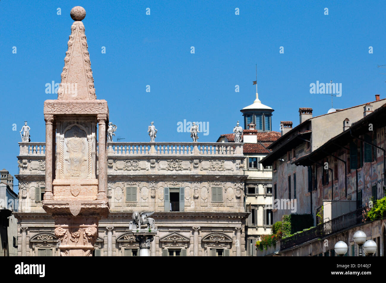 L'Italia, Veneto, Verona, Piazza Piazza delle Erbe, Statua di alato leone veneziano Foto Stock