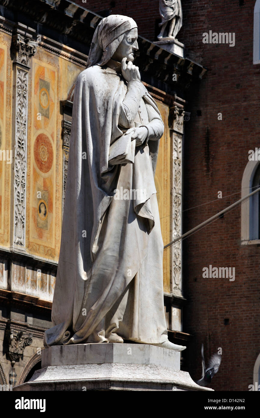 L'Italia, Veneto, Verona, Piazza Piazza dei Signori, il monumento a Dante Aighieri Foto Stock