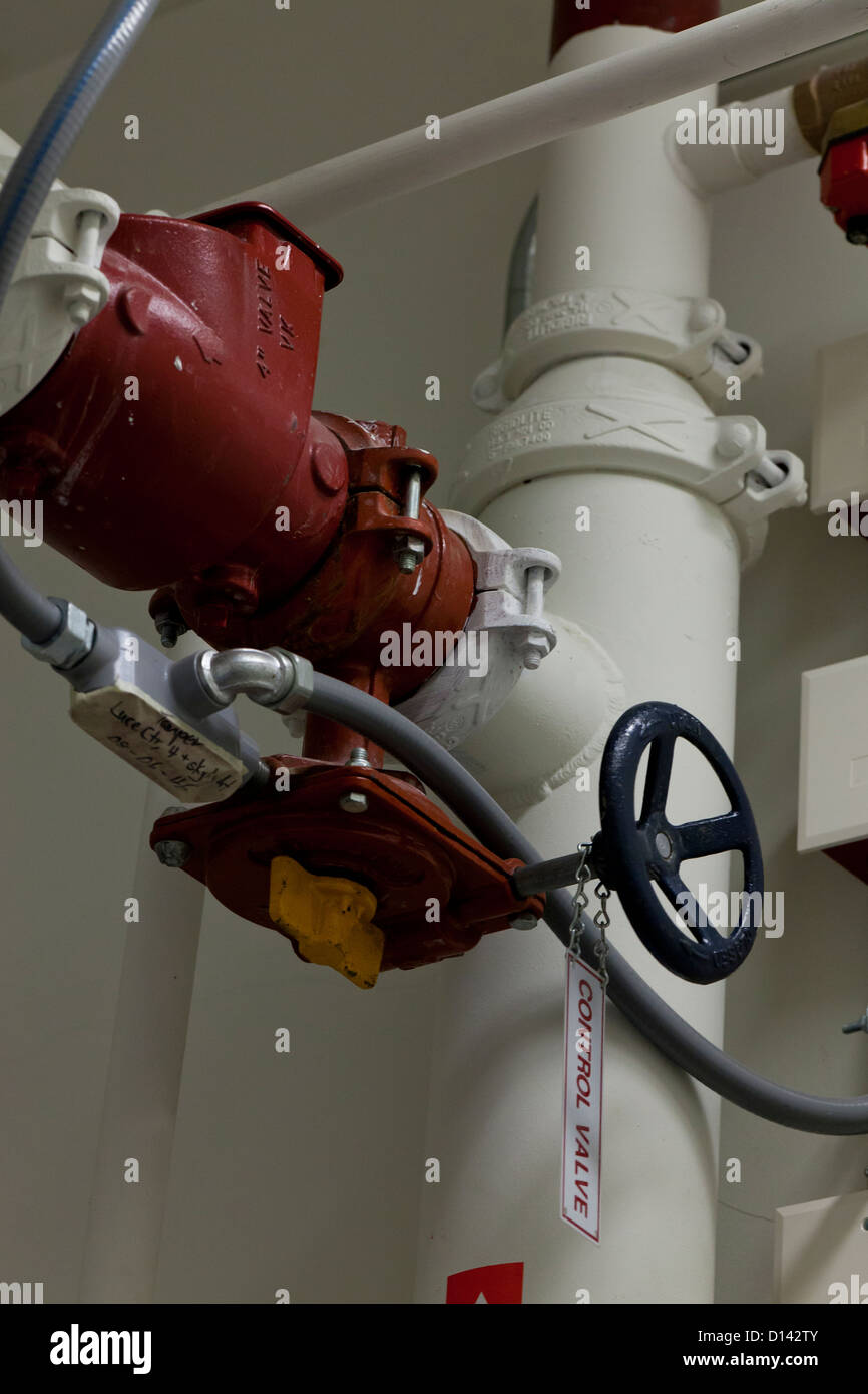 Tubazioni valvola di controllo (valvola di comando idraulico, la valvola di controllo dell'acqua) in edificio commerciale - USA Foto Stock