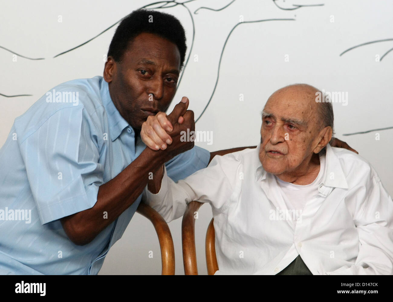 L'ex giocatore Edson Arantes do Nascimento, 70 anni, meglio conosciuto come Pele, durante la manifestazione per la consegna del progetto di Pele museo, progettato dall'architetto Oscar Niemeyer (R), 102 anni fa, a Niemeyer office a Rio, Brasile sudorientale, il 4 novembre 2010. Il museo sarà inaugurato nel 2012, Santos. Foto: FABIO MOTTA/AGENCIA ESTADO/AE Foto Stock