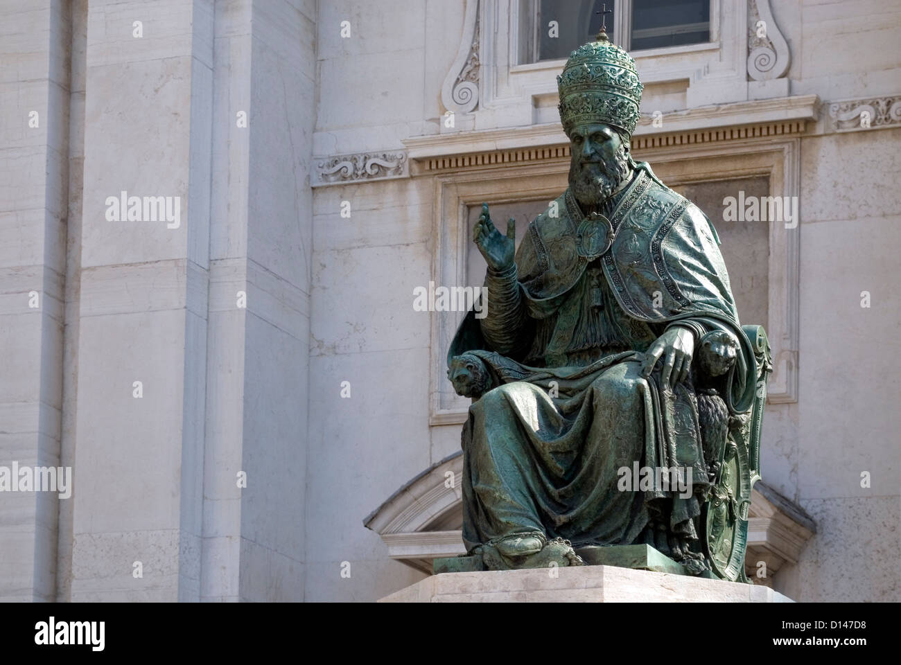 La statua di Papa Sisto V nella parte anteriore della Basilica della Santa Casa di Loreto, Italia Foto Stock