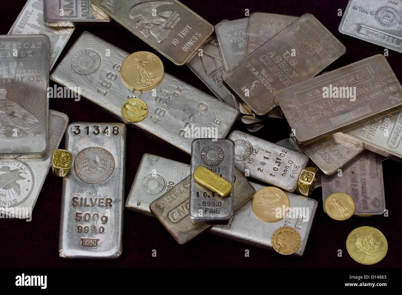Oro e argento lingotti - barre, lingotti, monete e anelli Foto Stock