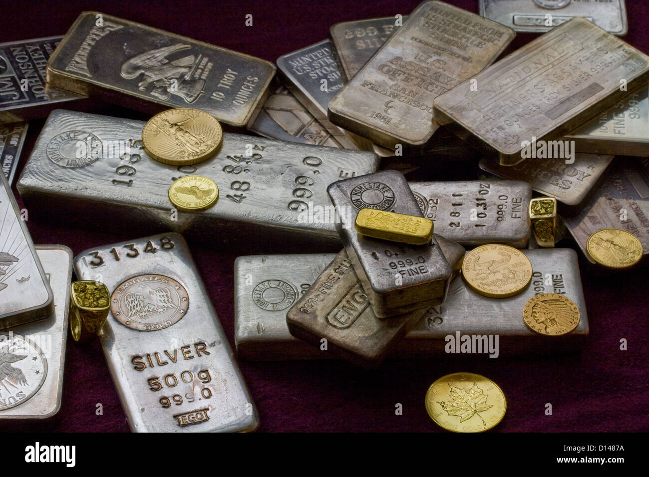 Oro e argento lingotti - barre, lingotti, monete e anelli Foto Stock
