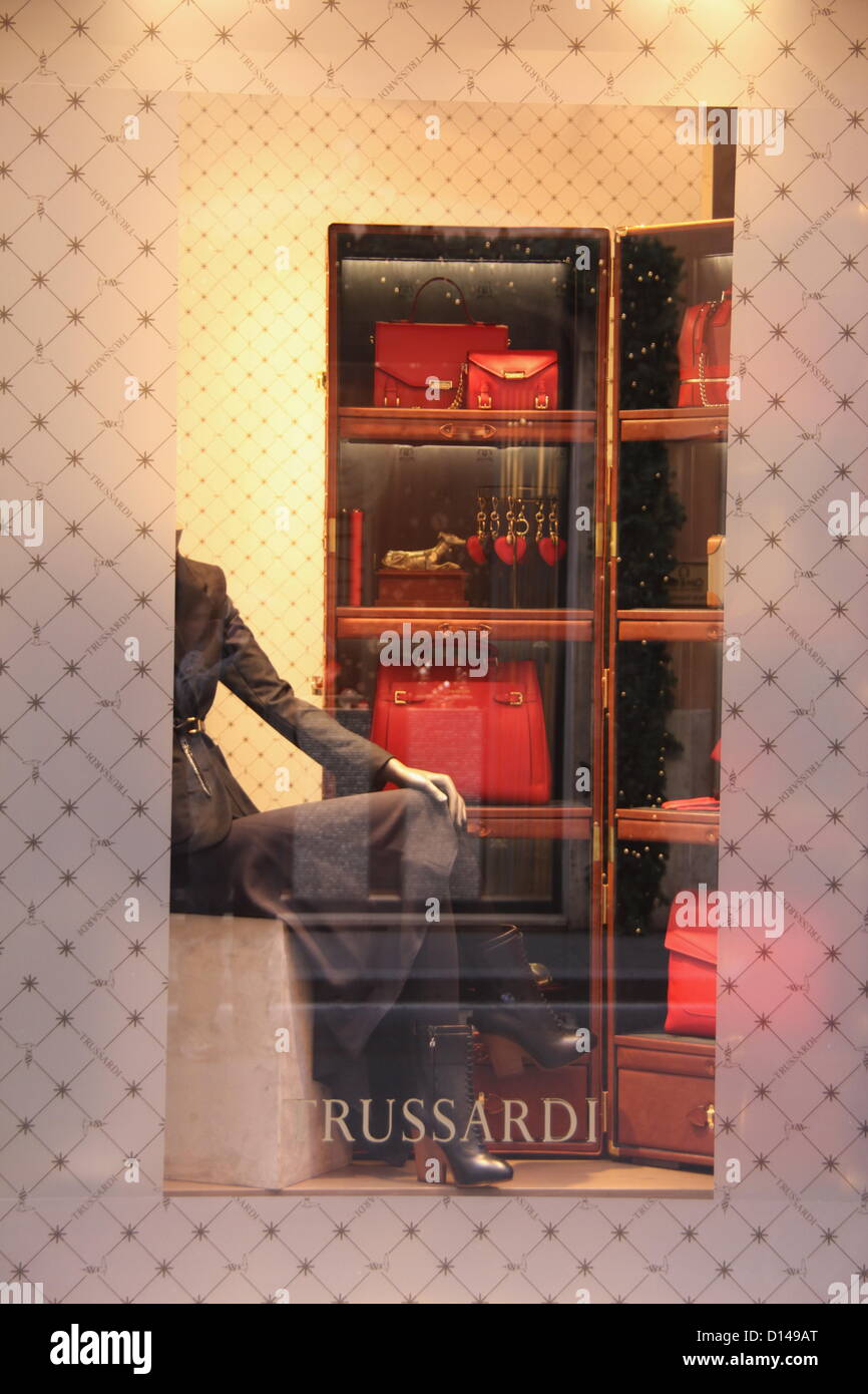 6 Dic 2012 decorazioni natalizie e fare shopping in via condotti fashion street dalla scalinata di piazza di Spagna a Roma Italia Foto Stock