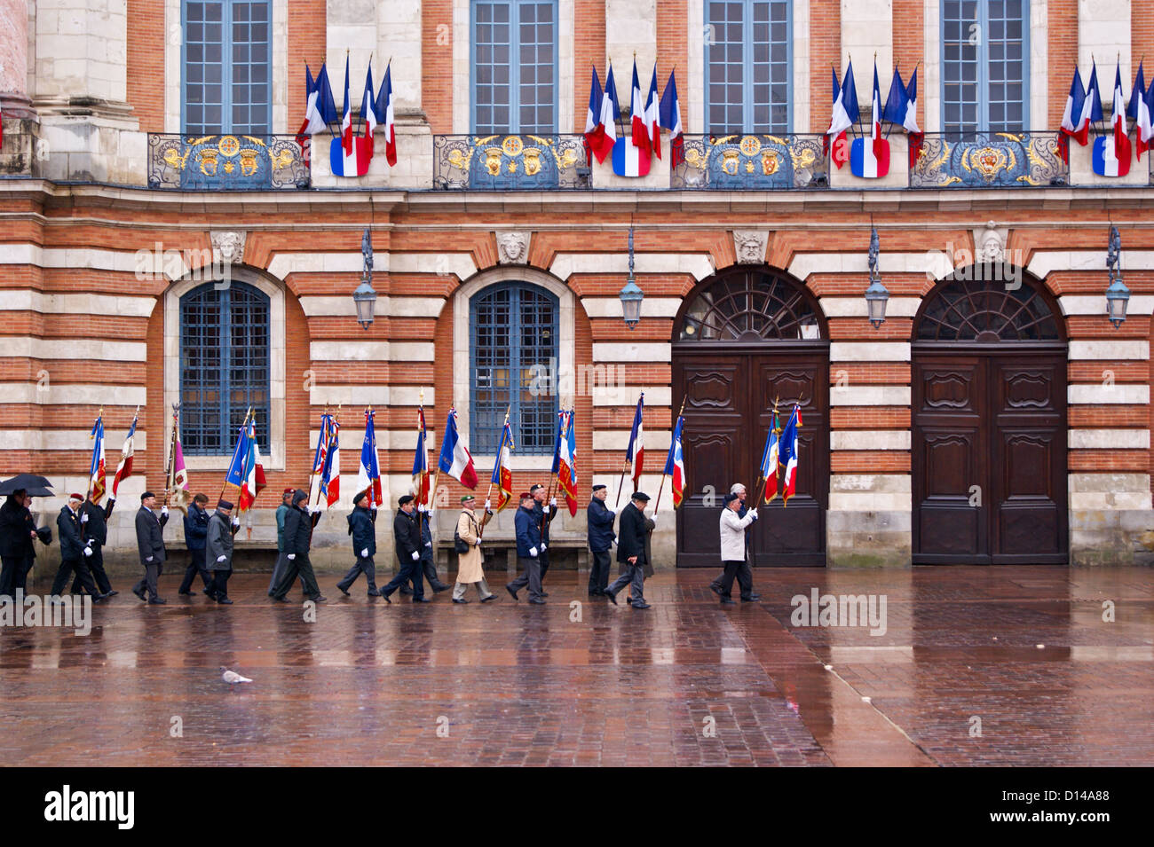 Ricordo la domenica la processione dei veterani norme lasciando il Capitole, (Jour du souvenir), Toulouse, Haute-Garonne, France le Foto Stock