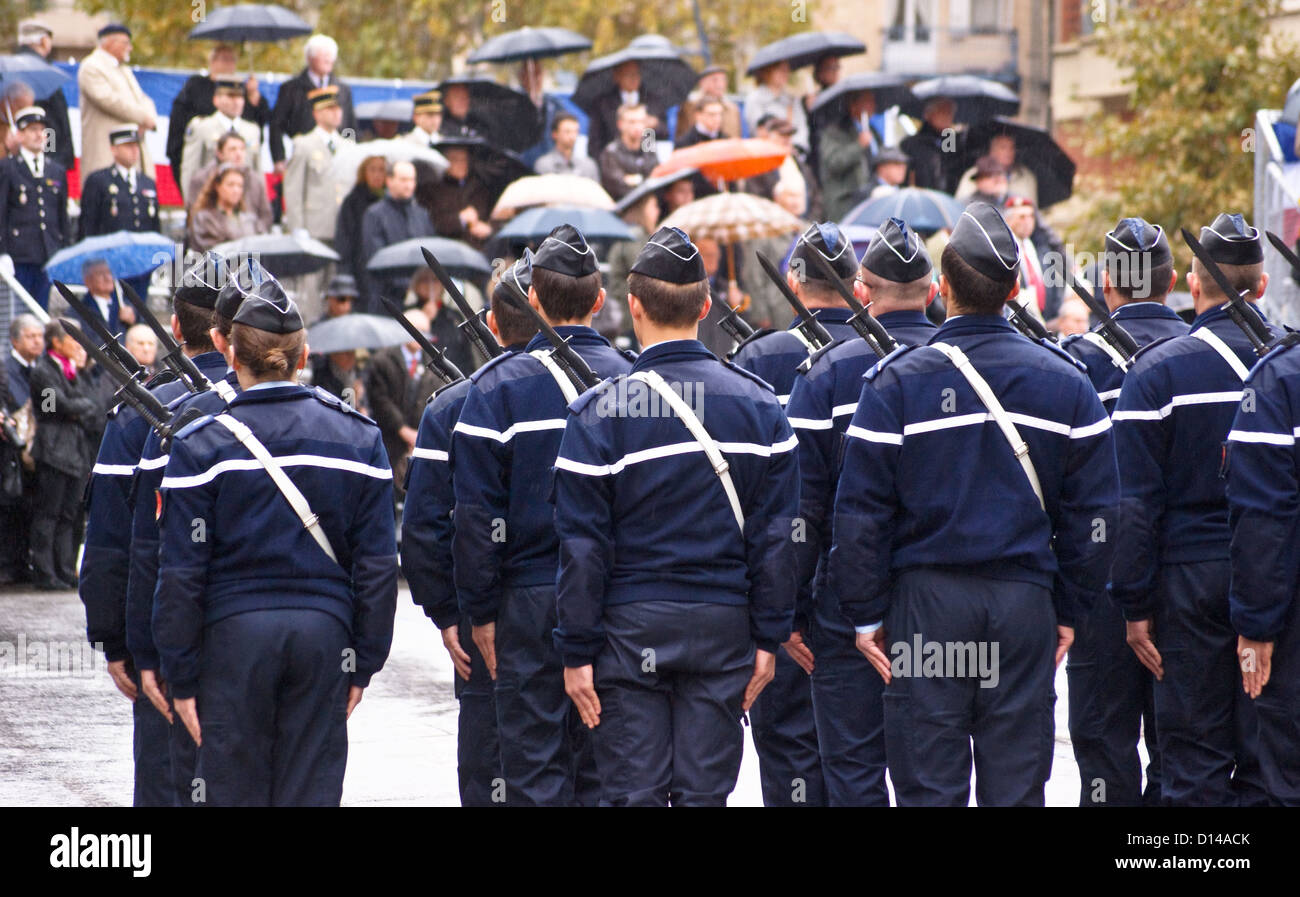 Gendarmi sulla parata a ricordo domenica (Jour du souvenir), Monumento aux Morts, Toulouse, Haute-Garonne, Francia Foto Stock