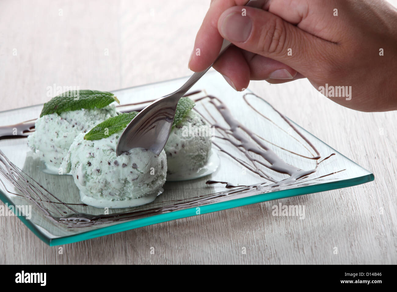 Mangiare gelato alla menta. Foto Stock