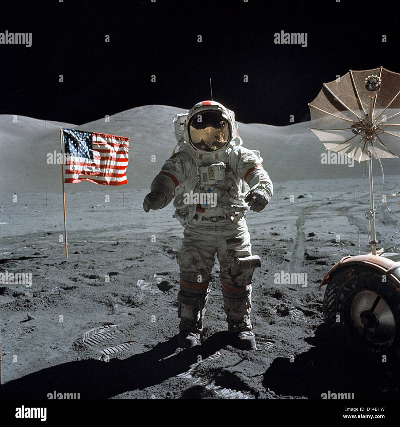 Astronauta Cernan Gene, Apollo 17 commander, sulla superficie lunare durante attività extravehicular (EVA) di finale della NASA atterraggio lunare missione nella serie Apollo 13 dicembre 1972. L'equipaggio ha speso 12,5 giorni nello spazio, tra cui tre giorni sulla superficie lunare e l' ultima volta uomo mettere piede sulla luna. Foto Stock