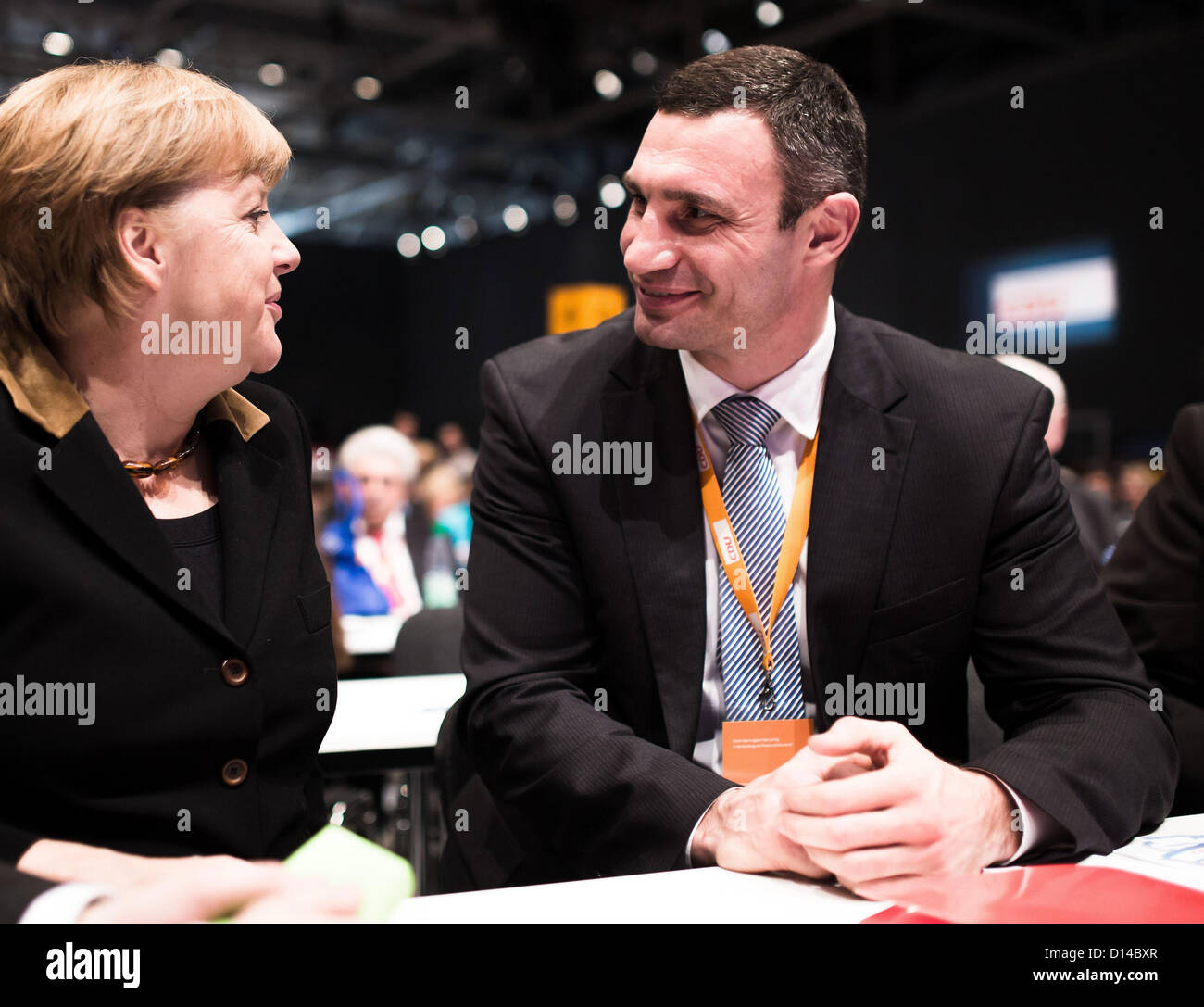 Dicembre 5, 2012 - Hannover, Germania - Dicembre 05,2012. Hannover, Germania.Nella foto: il Cancelliere tedesco Angela Merkel (l) che parla con il leader dell'Ucraina partito UDAR Vitali Klitschko (r)al CDU conferenza di Hannover. (Credito Immagine: © PhotoXpress/ZUMAPRESS.com) Foto Stock