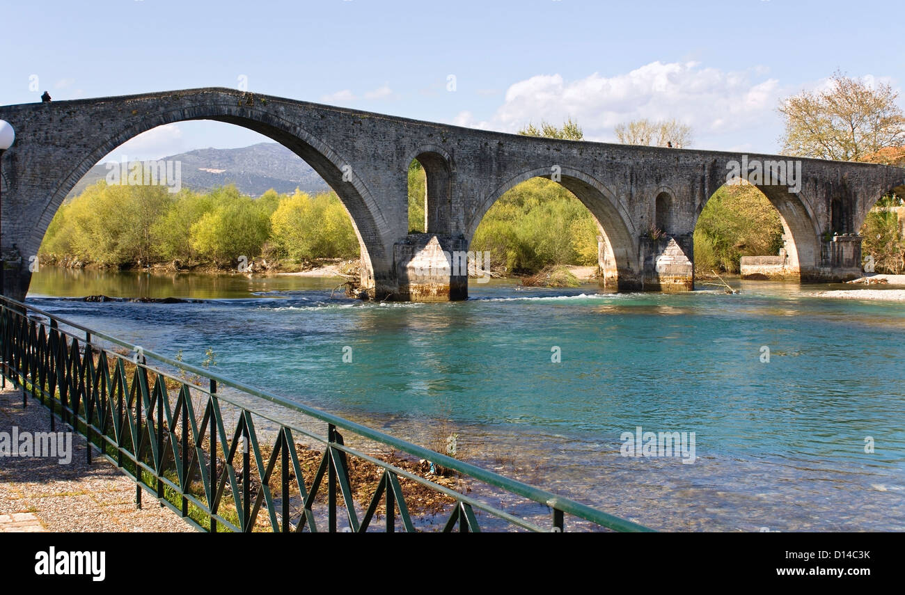 Ponte storico in pietra di Arta in Grecia Foto Stock