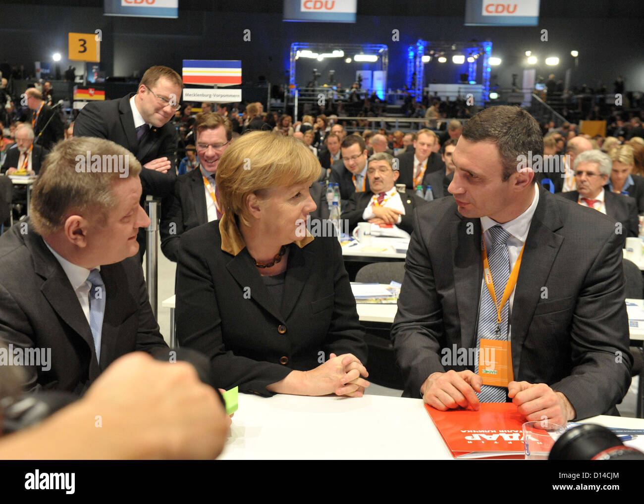 Dicembre 5, 2012 - Hannover, Germania - Dicembre 05,2012. Hannover, Germania.Nella foto: il Cancelliere tedesco Angela Merkel (c) che parla con il leader dell'Ucraina partito UDAR Vitali Klitschko (r)al CDU conferenza di Hannover. (Credito Immagine: © PhotoXpress/ZUMAPRESS.com) Foto Stock