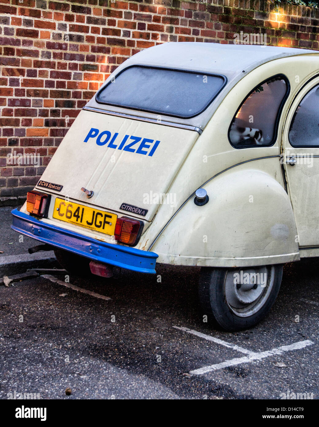 Auto della Polizia - un travagliato e polverosa classic Citroen 2CV6 special parcheggiata vicino al fiume a Twickenham Foto Stock Auto della Polizia - un travagliato e polverosa classic Citroen 2CV6 special parcheggiata vicino al fiume a Twickenham Foto Stock