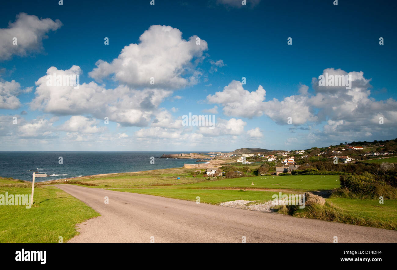 Guardando fuori dal Tourgis verso Saye e Corblet su Alderney, Isole del Canale Foto Stock