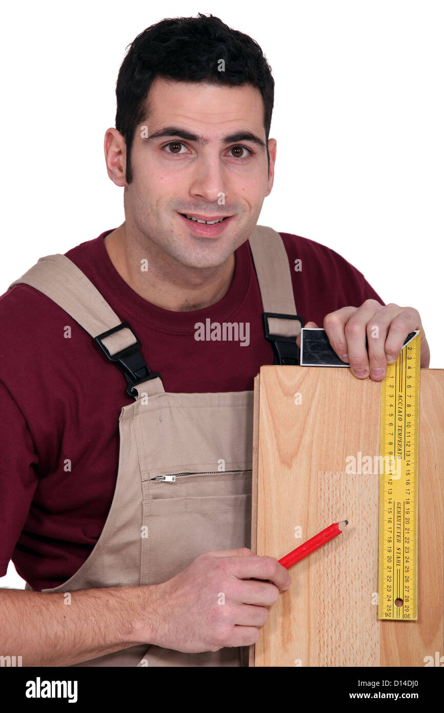 Tradesman utilizzando una prova square Foto Stock