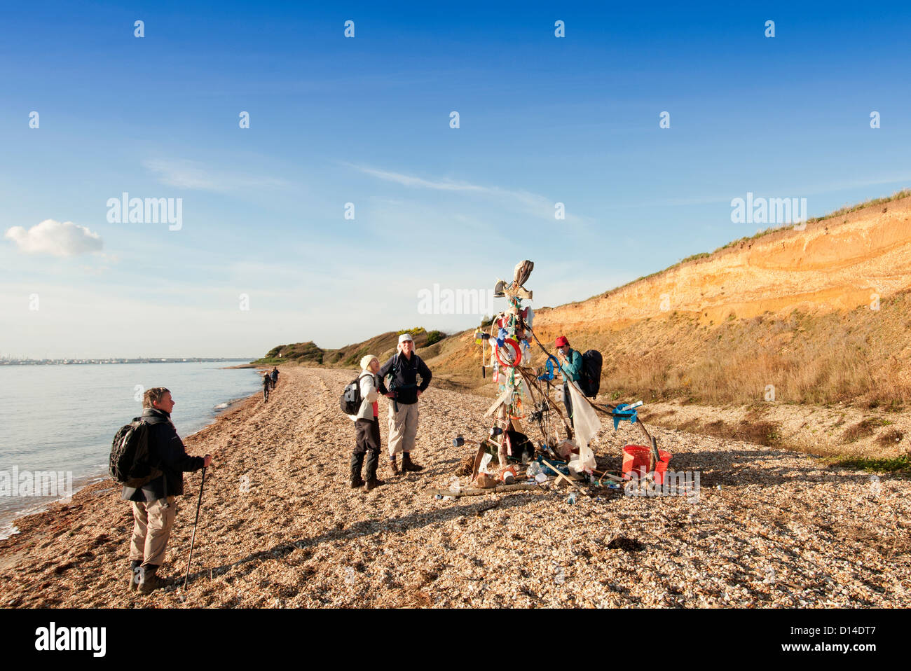 Ramblers su una spiaggia guardando un santuario Foto Stock