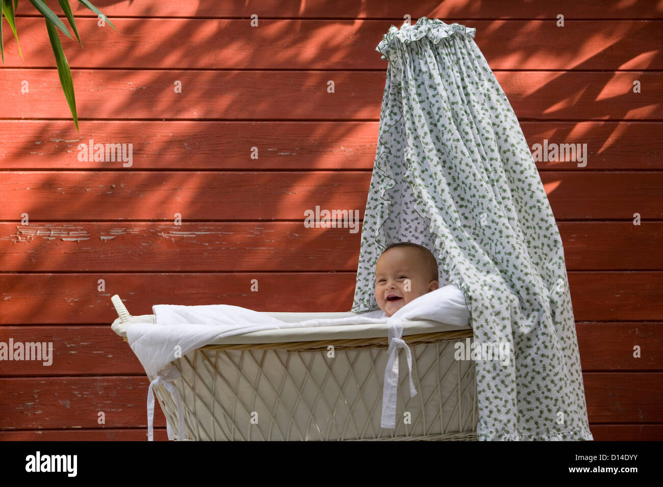 I giovani baby sitting in culla Foto Stock