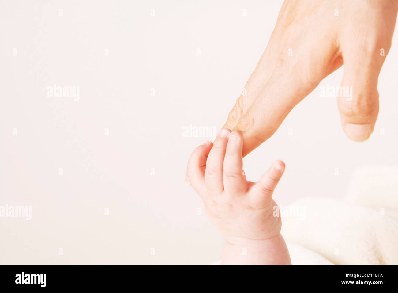 Della madre e del bambino toccando a mano Foto Stock