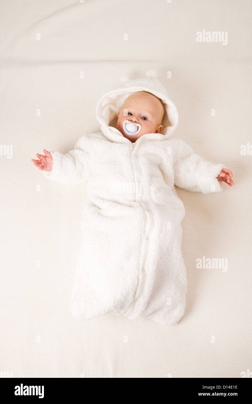 Il bambino sdraiato sulla schiena Foto Stock