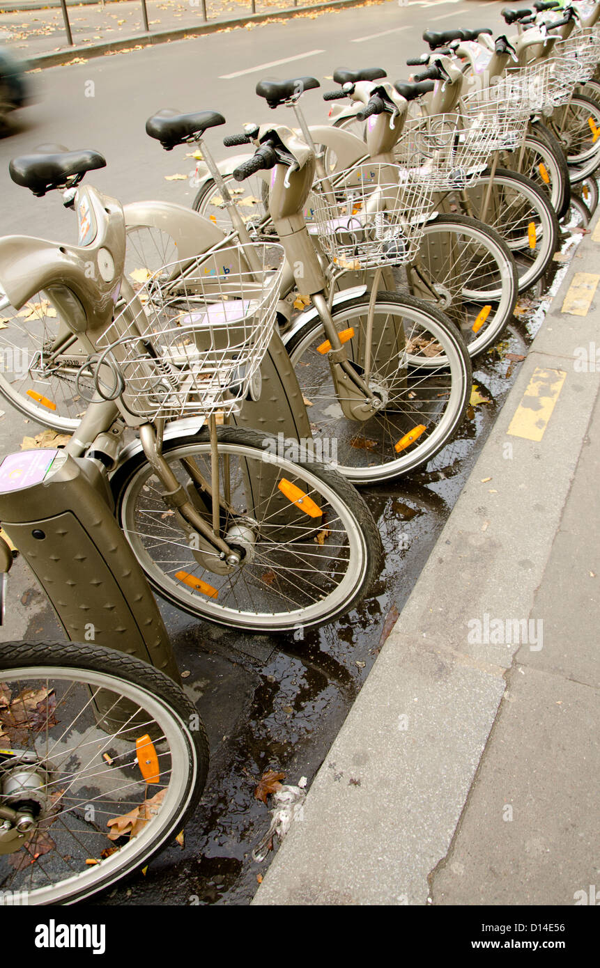 Fila di Velibs, biciclette pubblico sistema di condivisione di Parigi, Francia. Foto Stock