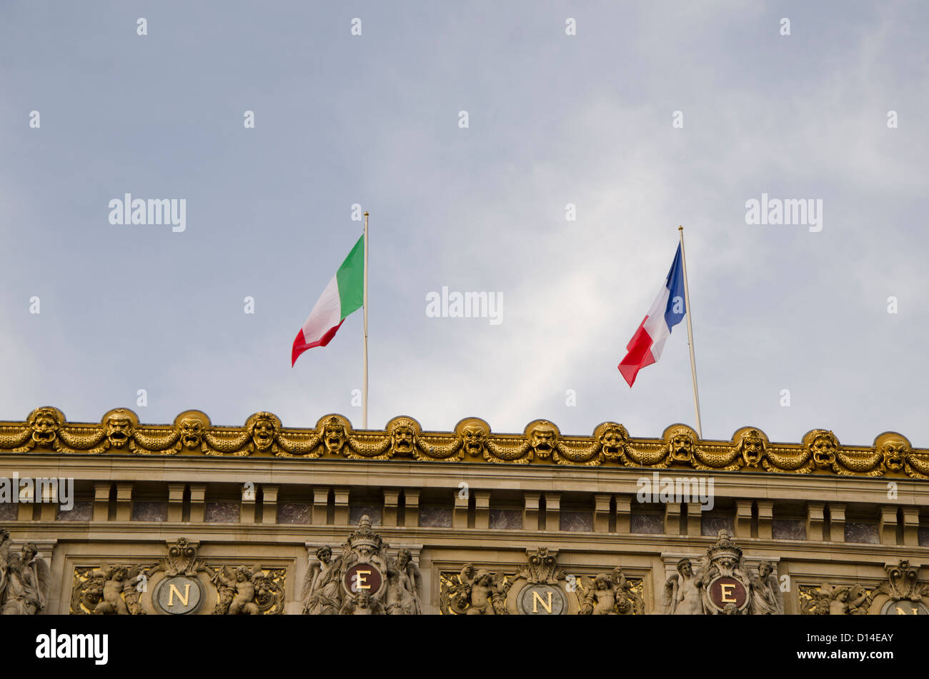 Italiano e bandiera francese sulla parte superiore dell'Opera di Parigi, Palais Garnier Foto Stock
