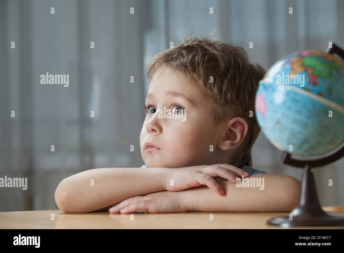 Ritratto di ragazzo in cerca annoiato Foto Stock