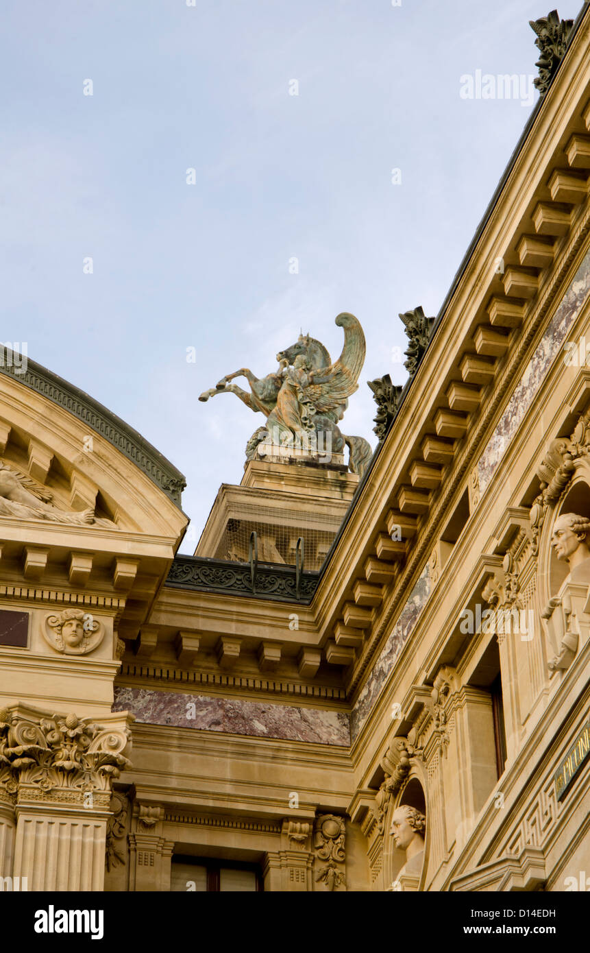 Dettaglio del Teatro dell'Opera di Parigi, statua equestre, Palais Garnier di Parigi, Francia. Foto Stock