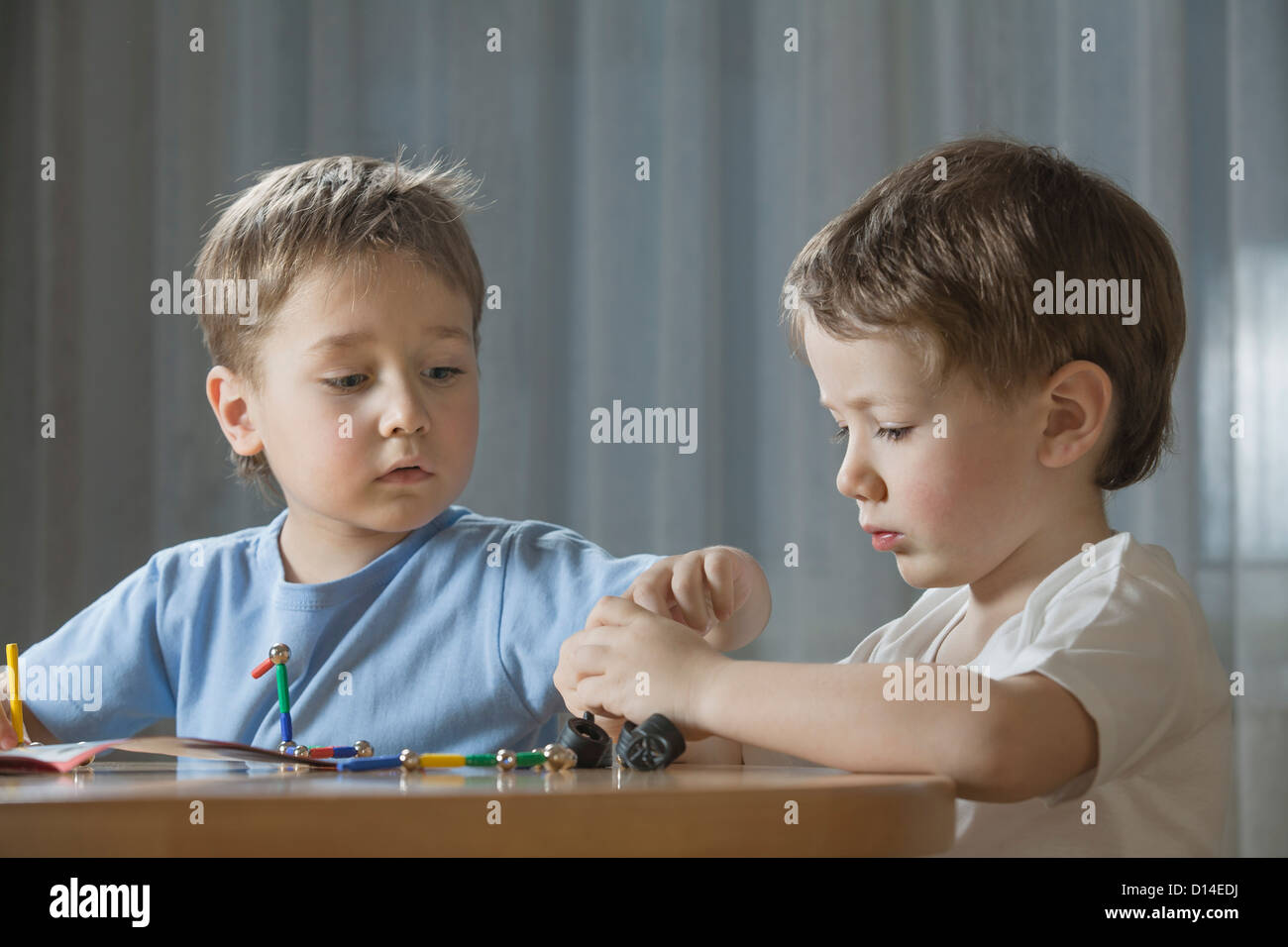 I ragazzi giocare con gioco di forma Foto Stock