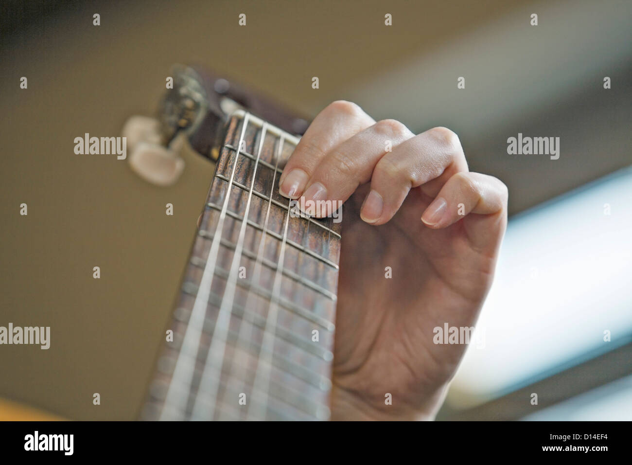 Close-up di giovane donna a suonare la chitarra Foto Stock