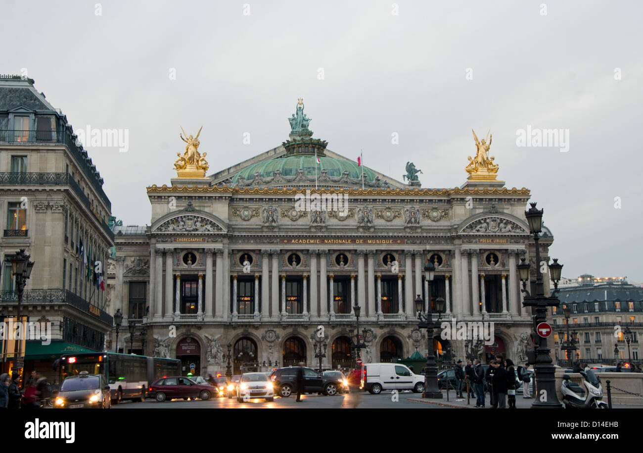 Il Palais Garnier Opera House a Parigi al crepuscolo, Francia. Foto Stock