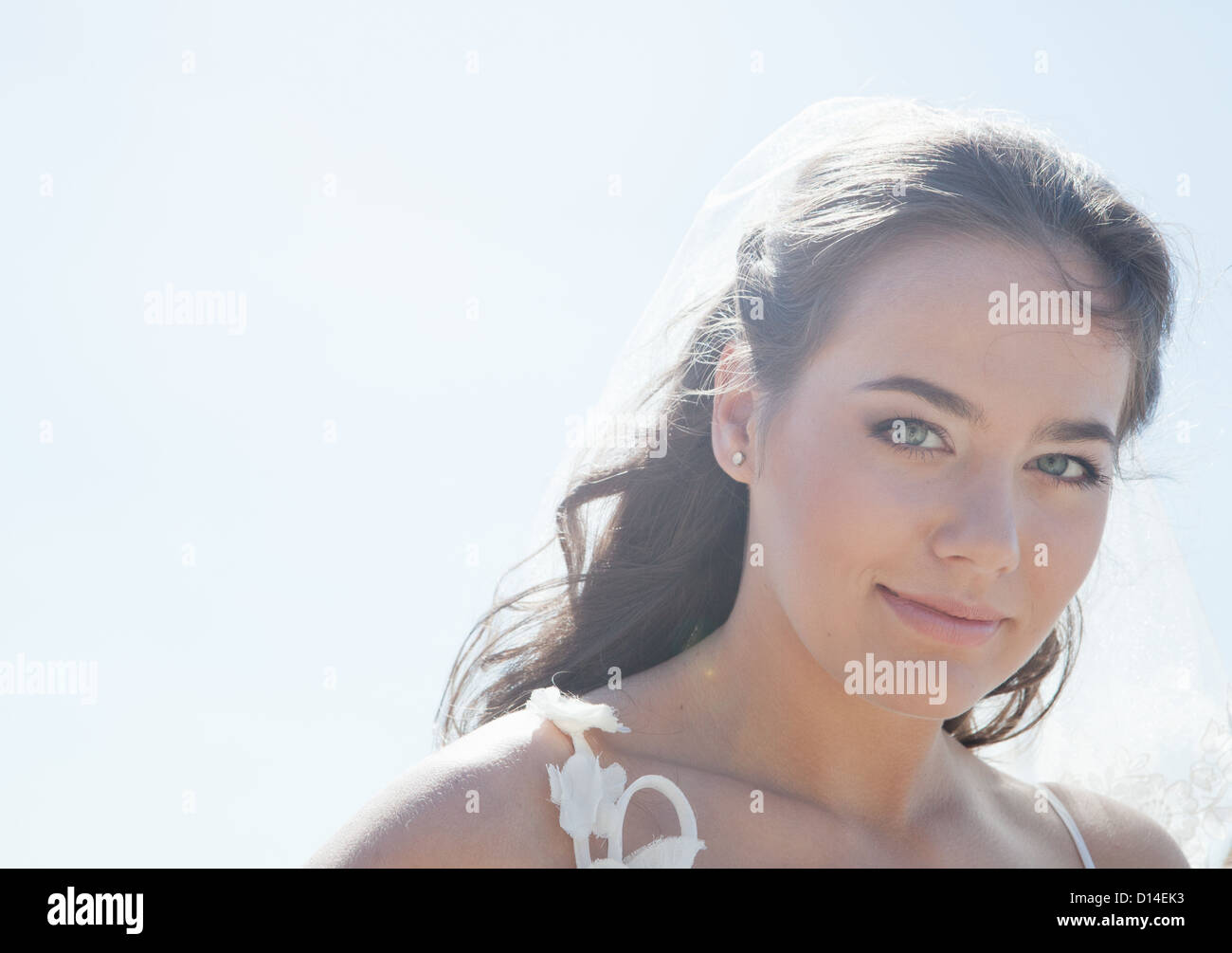 Donna sorridente in piedi all'aperto Foto Stock