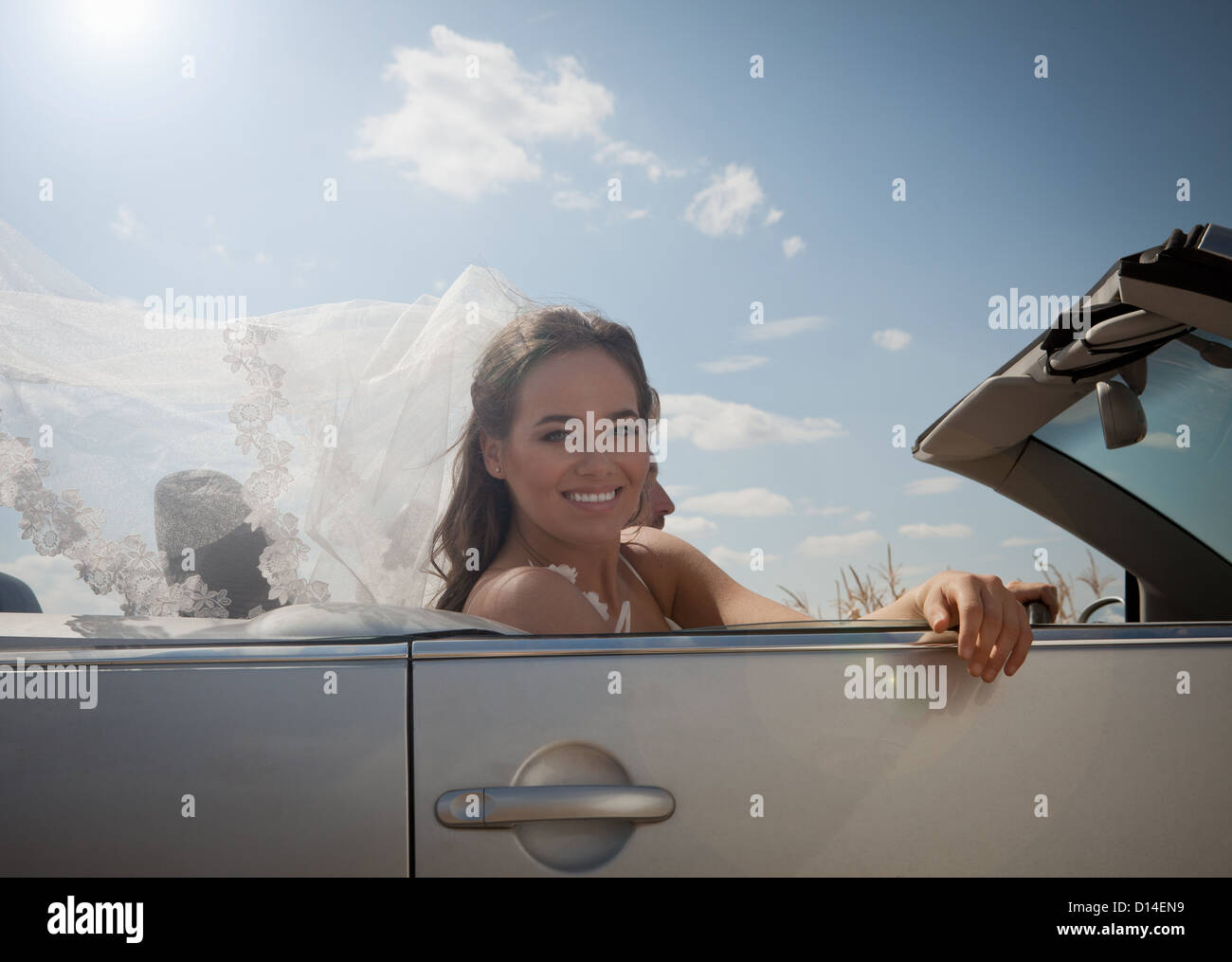 Sposa giovane la guida nel convertibile Foto Stock