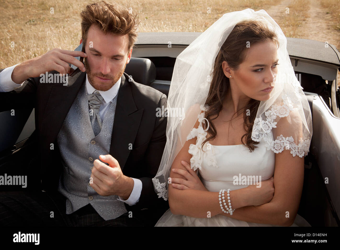 Sposa giovane sostenendo in auto Foto Stock