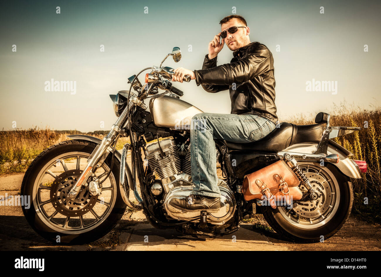 Biker uomo si siede su una bici Foto Stock Biker uomo si siede su una bici Foto Stock