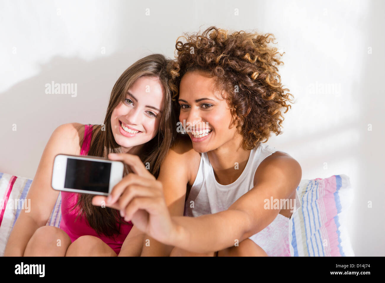 Le donne di scattare una foto con il telefono cellulare Foto Stock