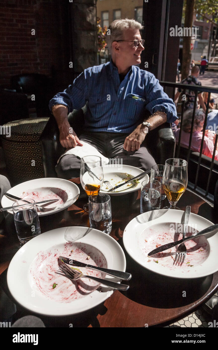 Senior uomo gustando un pasto nel ristorante a cielo aperto Foto Stock