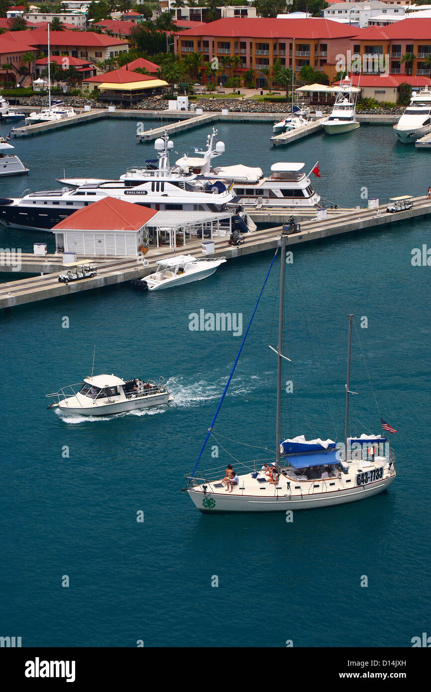Molti turisti che lasciano un porto tropicale su un affitto barche a vela sotto la potenza del motore Foto Stock
