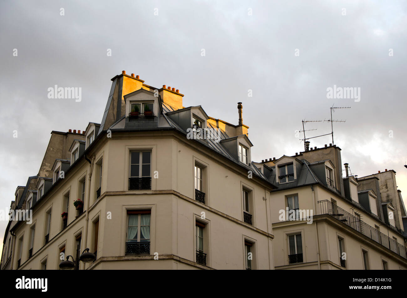 Soleggiato tetti di un edificio parigino Foto Stock
