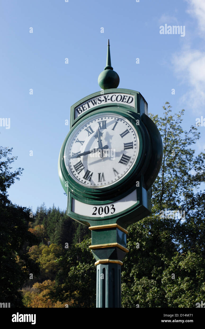 Il clock della stazione al di fuori della stazione ferroviaria di Betw Y Coed, il Galles del Nord. Foto Stock