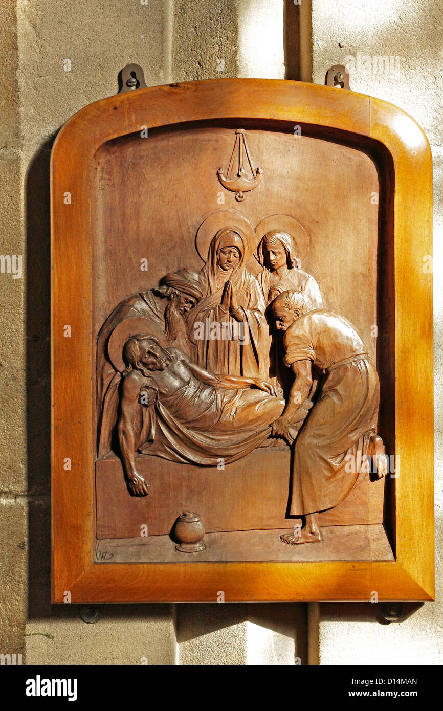 Legno scolpito la placca nella cattedrale di Bangor, il Galles del nord, raffiguranti Cristo nel sepolcro dopo la crocifissione. Foto Stock