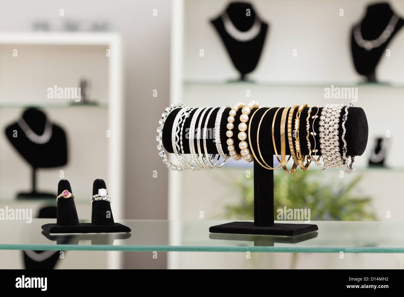 Stati Uniti d'America, Illinois, Metamora, bracciali e anelli sul display nel negozio Gioielli Foto Stock