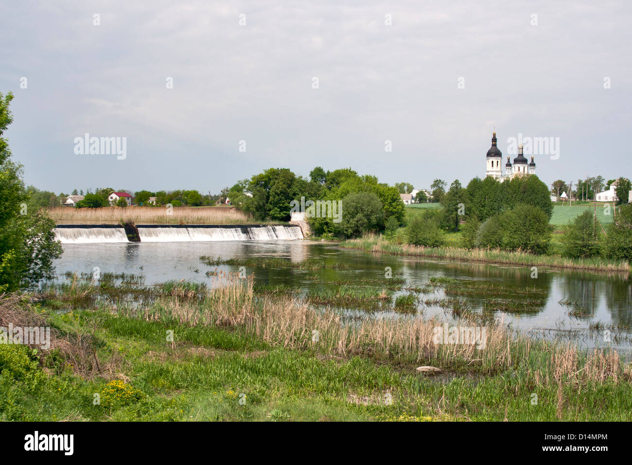 Lato paese paesaggio con dam, la chiesa e il fiume Ros. L'Ucraina centrale. Foto Stock