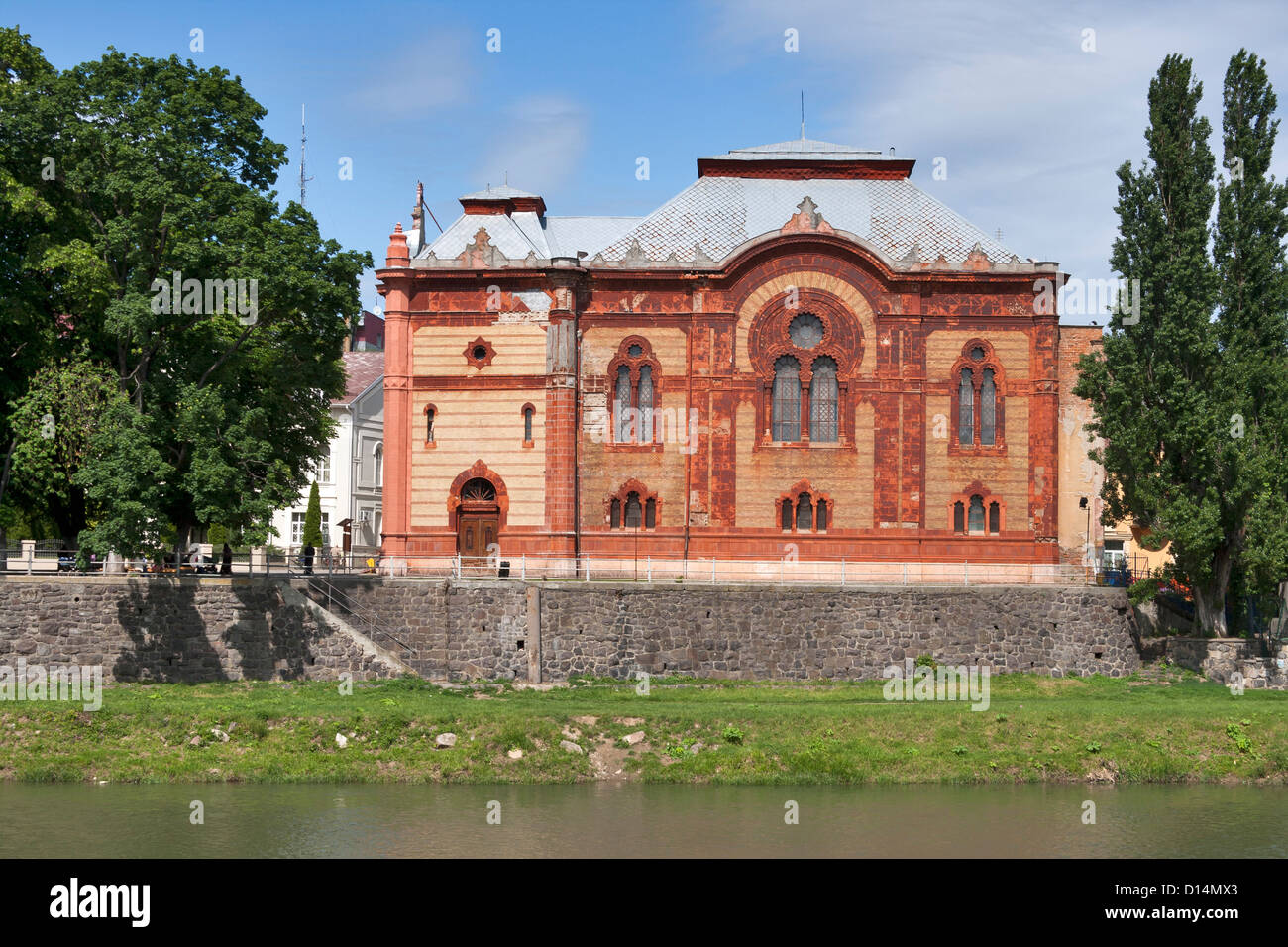 Ex sinagoga, ora l Orchestra Filarmonica House, sulla banca del fiume Uzh. Uzhhorod, Ucraina. Foto Stock