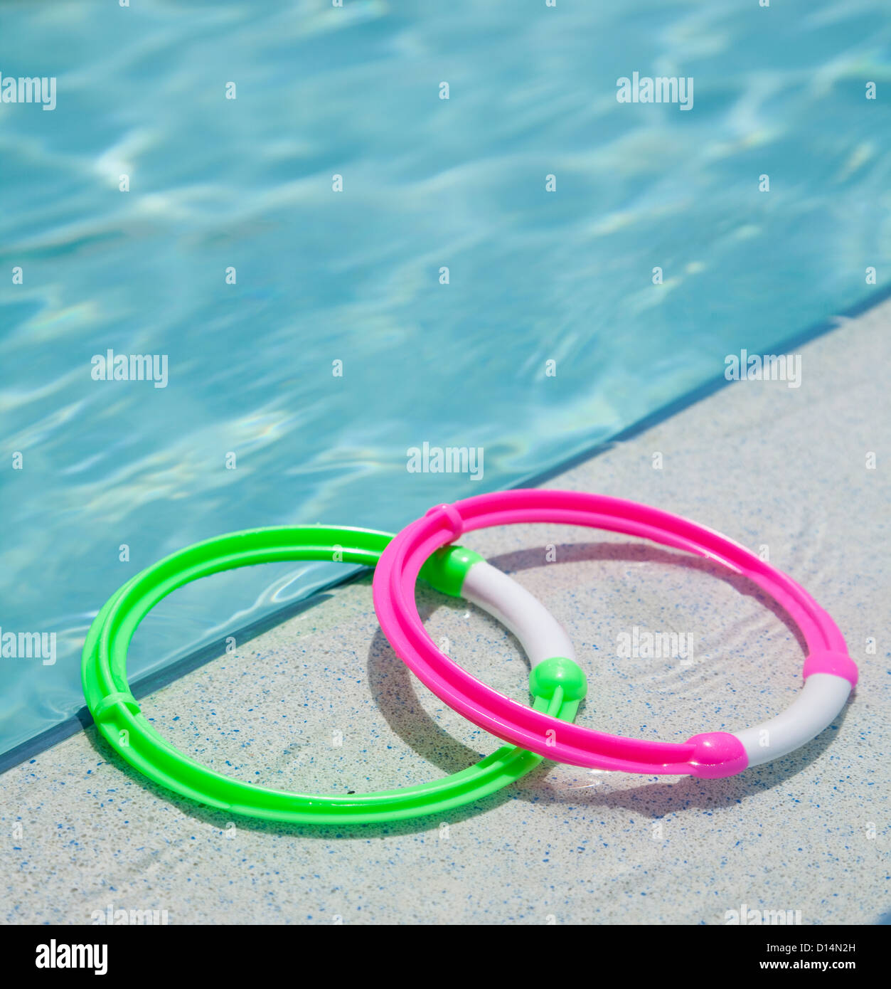 Stati Uniti d'America, Florida, San Pietroburgo, due anelli sul bordo della piscina Foto Stock