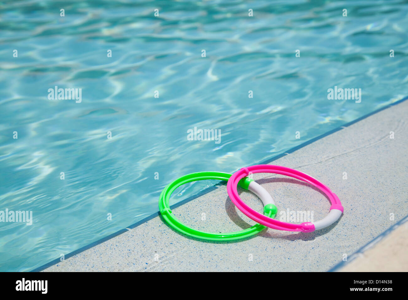Stati Uniti d'America, Florida, San Pietroburgo, due anelli sul bordo della piscina Foto Stock