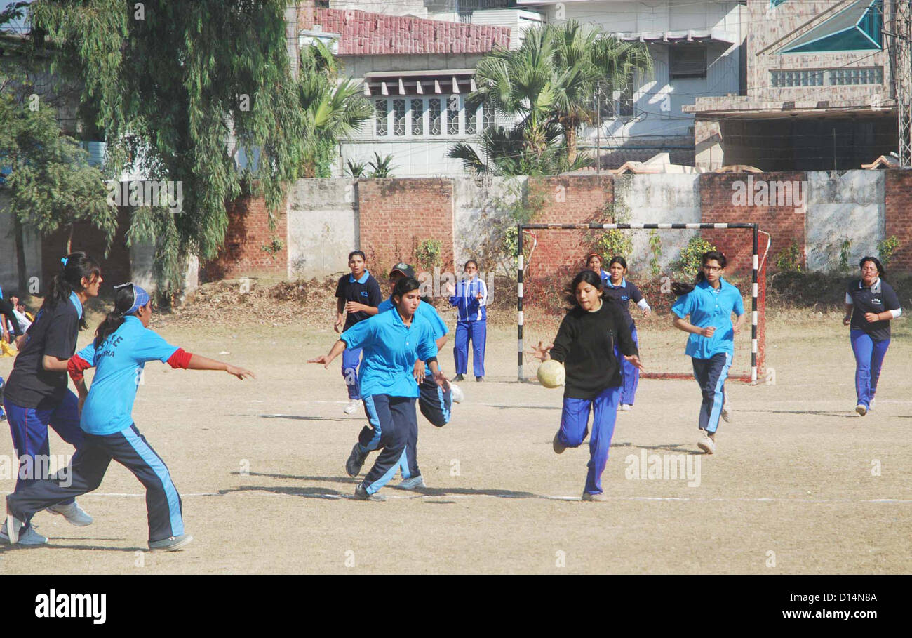 Gli studenti di sesso femminile giocatori giocano a pallamano corrispondere durante tutto il Pakistan pallamano campionato delle donne in città modello Post Graduate ragazze College di Gujranwala Venerdì, Dicembre 07, 2012 Foto Stock