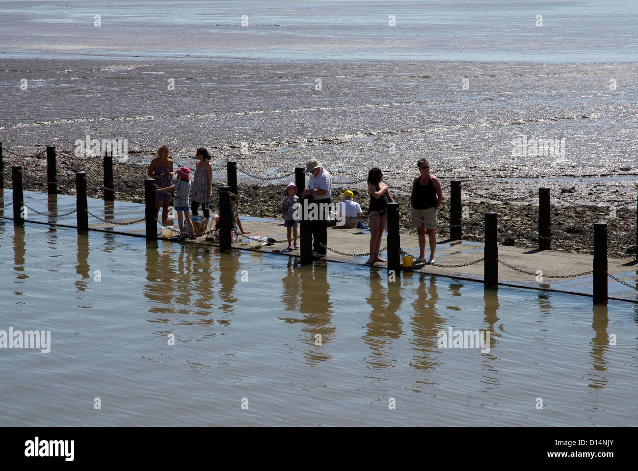 La gente sulla strada rialzata a Isola Knightstone Weston Super Mare Somerset England Regno Unito Foto Stock