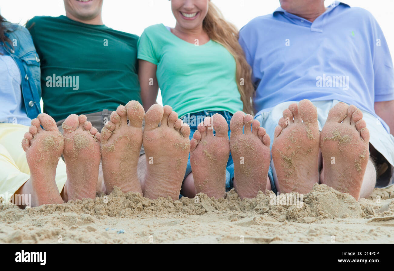 In prossimità dei piedi di sabbia sulla spiaggia Foto Stock