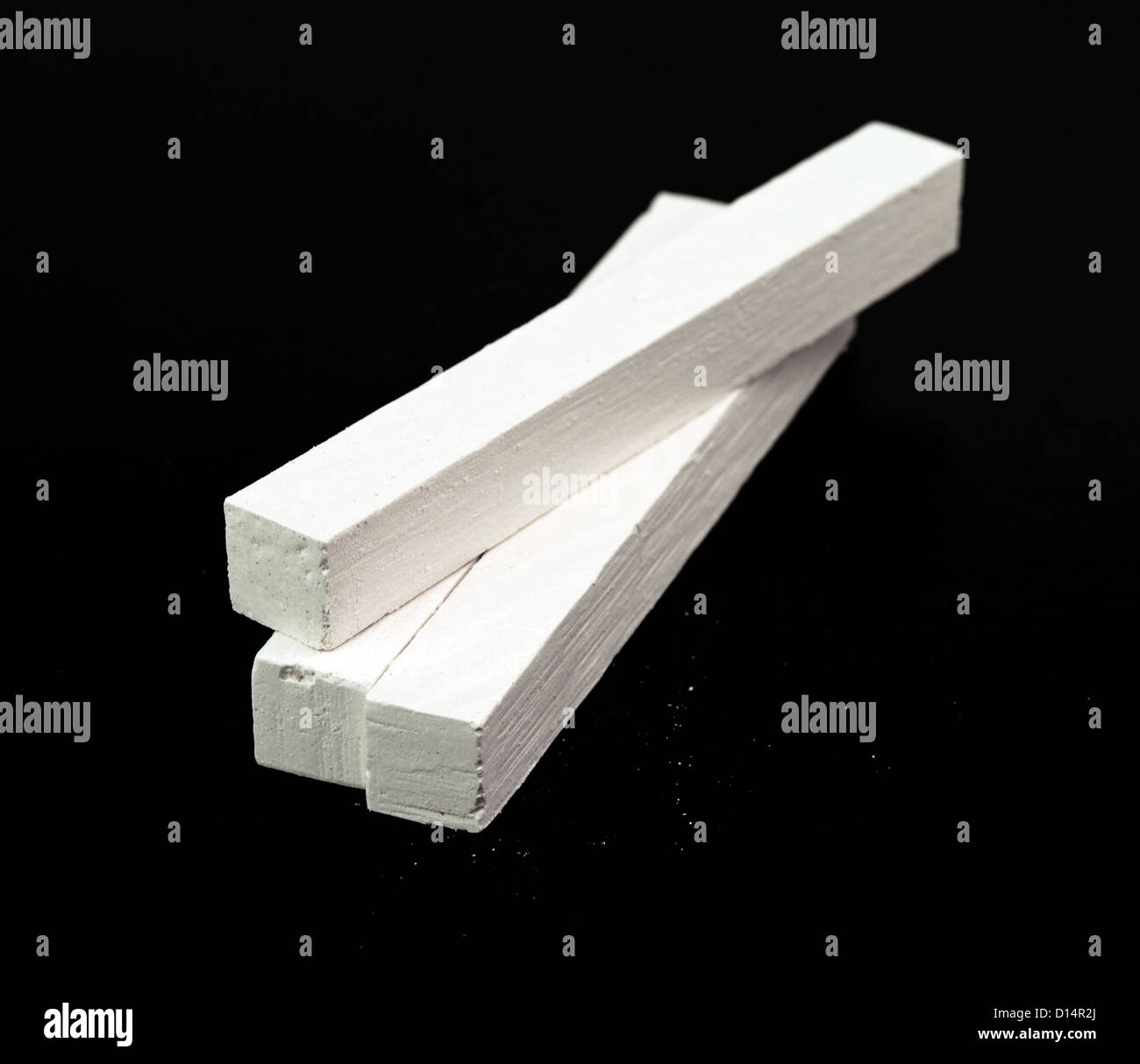 Stick di gesso su una lavagna sfondo isolato Foto Stock