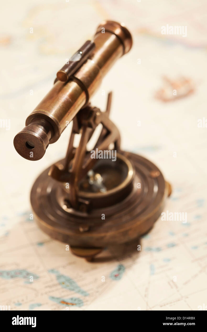 Telescopio di antiquariato sulla mappa Foto Stock