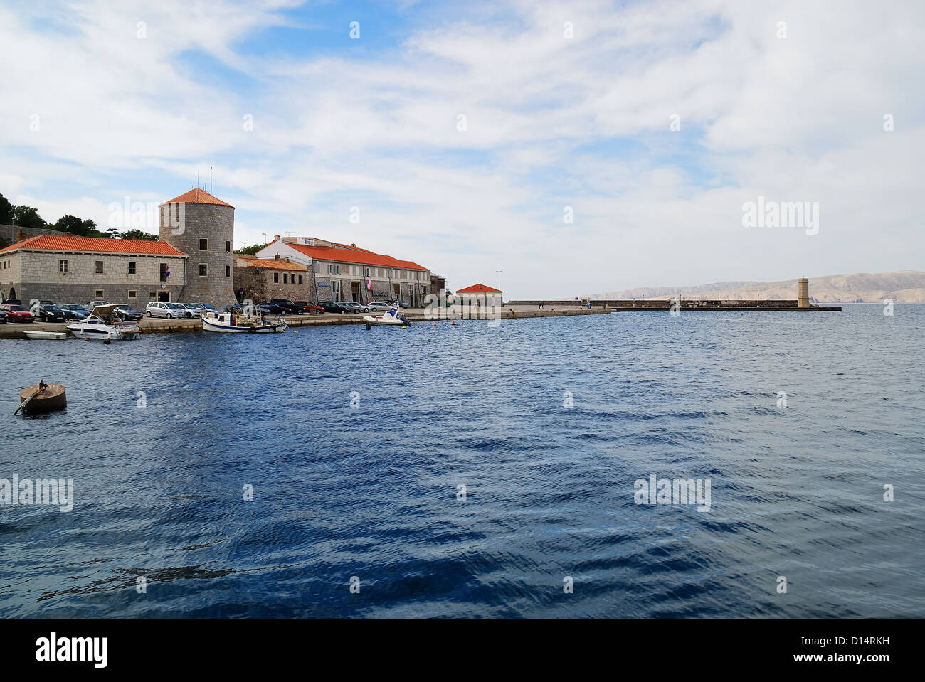 Senj è una città croata situata sulla 45th parallelo. Si tratta di una città sulla costa dalmata. Il porto e la torre. Foto Stock